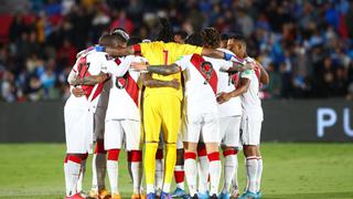 Los jugadores de la selección peruana reclamaron al árbitro tras el final del partido ante Uruguay