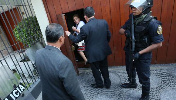 La congresista Luz Salgado tuvo un impasse con el fiscal José Domingo Pérez durante allanamiento a locales de Fuerza Popular.  (Foto: AFP)