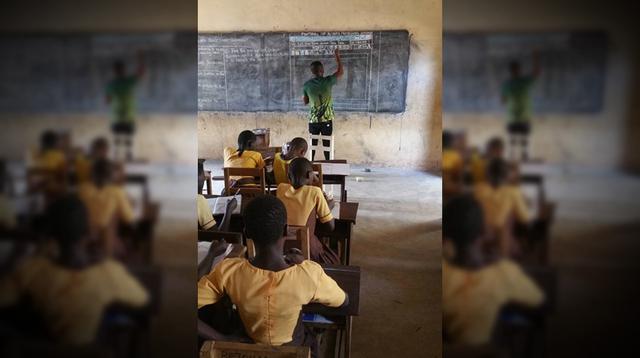 Owura Kwadwo Hottish, en Ghana, se convirtió en un viral de Facebook gracias a estas dos fotos. Microsoft lo ayudará a seguir siendo un profesor fuera de serie.