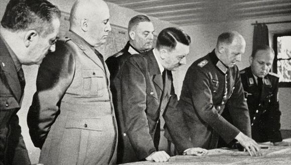 En la Guarida del Lobo, agosto de 1941: Hitler (c) y Mussolini (2º izq) estudian mapas del frente ruso.( Foto: GETTY IMAGES, vía BBC Mundo).