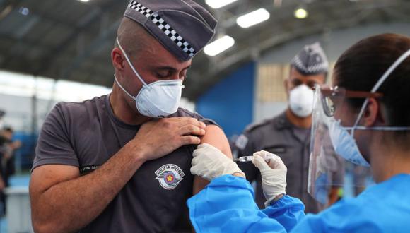 Un oficial de policía recibe una dosis de la vacuna contra la enfermedad del coronavirus de AstraZeneca (COVID-19) en el primer día de vacunación del gobierno estatal para oficiales de policía, en la Academia de Policía Militar Barro Branco en Sao Paulo, Brasil. (Foto: REUTERS / Amanda Perobelli).