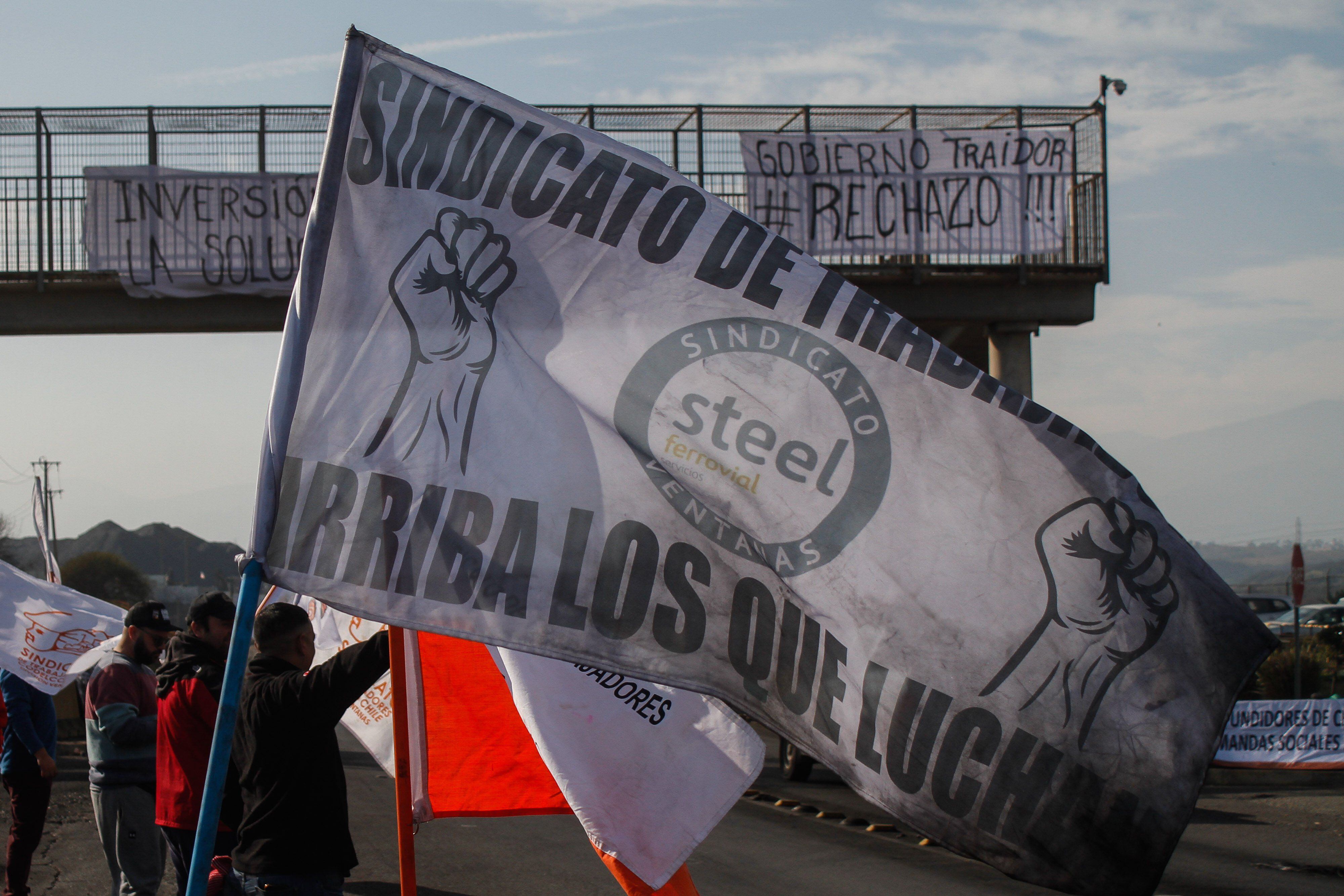 Puchuncaví.  Saturday June 18.  A group of workers from the Ventanas mining smelter of the National Copper Corporation (Codelco) protest before the announcement by the President of Chile, Gabriel Boric, to promote the closure of the facilities to avoid 