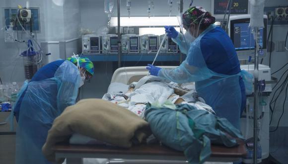 Personal sanitario atiende a un paciente afectado por la COVID-19 en la Unidad de Cuidados Intensivos del Hospital Clínico de la Universidad de Chile, en Santiago (Chile). (EFE/ Alberto Valdes).