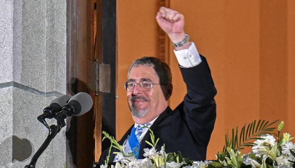 El nuevo presidente de Guatemala, Bernardo Arévalo, hace gestos a sus partidarios desde un balcón del Palacio Nacional de Cultura en la ciudad de Guatemala, después de su ceremonia de inauguración, a principios del 15 de enero de 2024. (Foto de JOHAN ORDÓNEZ / AFP)