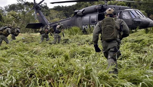 Foto de archivo donde miembros del escuadrón colombiano de drogas abordan un helicóptero durante un operativo para destruir un laboratorio de procesamiento de cocaína en una zona rural del municipio de Calamar, departamento de Guaviare, Colombia.  (Foto: GUILLERMO LEGARIA / AFP).