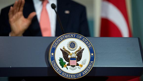 Foto de archivo del escudo del Departamento de Estado en una conferencia del entonces  Secretario de Estado de los Estados Unidos John Kerry, (Foto: Nicholas KAMM / AFP)