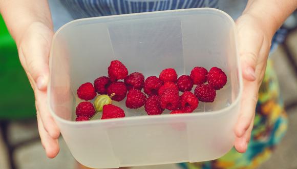 Debemos dejar a los niños participar en la cocina respetando sus gustos: ya sea en la sazón, el decorado o en darle algún giro a la receta.