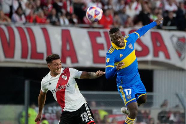 Luis Advíncula viene jugando como volante ofensivo en Boca Juniors, bajo la dirección técnica de Jorge Almirón.