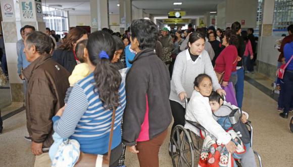 Los 18 hospitales y 8 institutos especializados de Lima Metropolitana serán declarados en emergencia para recuperar la capacidad operativa de los servicios de salud. (El Comercio)