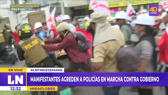 Manifestantes agreden a policía en marcha desarrollada en Miraflores. (Foto: Latina)