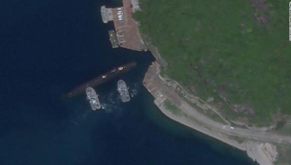 Un submarino chino entra en una base subterránea en el Mar de China Meridional. (Foto: Planet Labs).