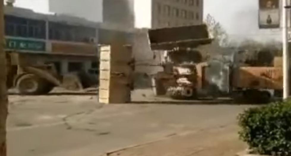 Este video de YouTube nos muestra lo que hacen estos dos constructores en China al enfrascarse en una fiera batalla al estilo de Transformers. (Foto: captura)