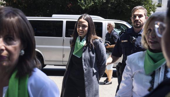 La congresista demócrata Alexandria Ocasio-Cortez es detenida frente a la Corte Suprema de Estados Unidos mientras protestaba en favor del aborto. (EFE/EPA/JIM LO SCALZO).