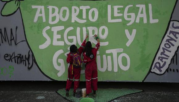 En esta foto del 28 de septiembre de 2021, manifestantes por el derecho al aborto pintan un mural durante un Día de Acción Global por el acceso al aborto legal, seguro y gratuito, en Santiago de Chile. (AP Foto/Esteban Felix, Archivo).