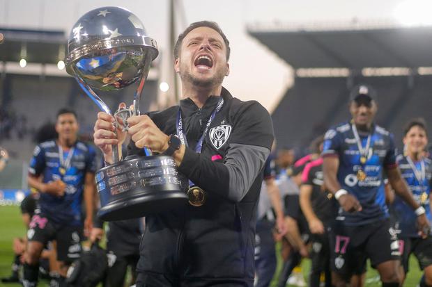 Independiente del Valle's Argentine coach Martin Anselmi celebrates with the trophy after defeating Sao Paulo during the Copa Sudamericana football tournament final match between Sao Paulo and Independiente del Valle, at the Mario Alberto Kempes stadium in Cordoba, Argentina, on October 1st, 2022. (Photo by DIEGO LIMA / AFP)
