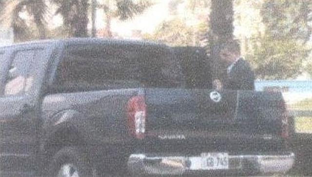 Walter Ríos, detenido ex presidente de la Corte Superior de Justicia del Callao, ingresa al mismo vehículo. (Foto: Unidad de Investigación El Comercio)