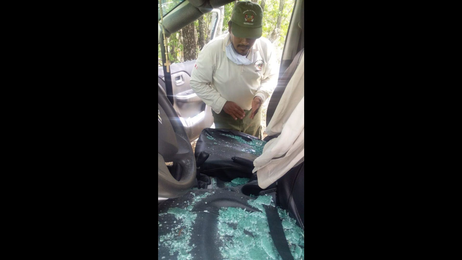El vehículo del guardaparque fue seriamente dañado debido al impacto de las piedras. (Foto: Sernanp)