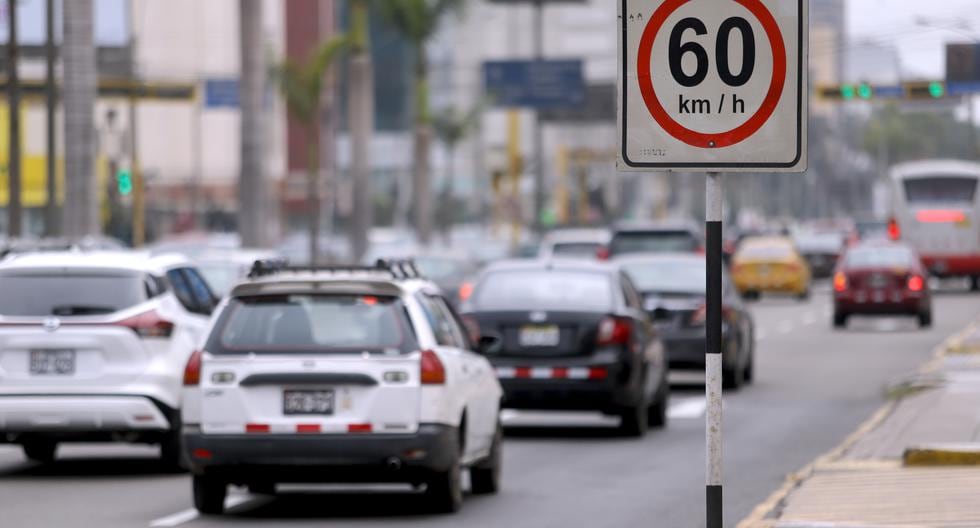 Según especialistas, la Municipalidad de Lima no cumplió con actualizar la señalización vertical en las avenidas y calles de Lima de cara a los nuevos límites de velocidad. (Fotos: Alessandro Currarino/El Comercio)