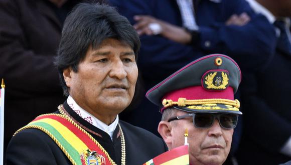 El entonces presidente de Bolivia, Evo Morales, y el comandante en jefe de las Fuerzas Armadas, Williams Kaliman, asisten a la conmemoración del 140 aniversario de la Batalla de Calama el 23 de marzo de 2019. (AIZAR RALDES / AFP).