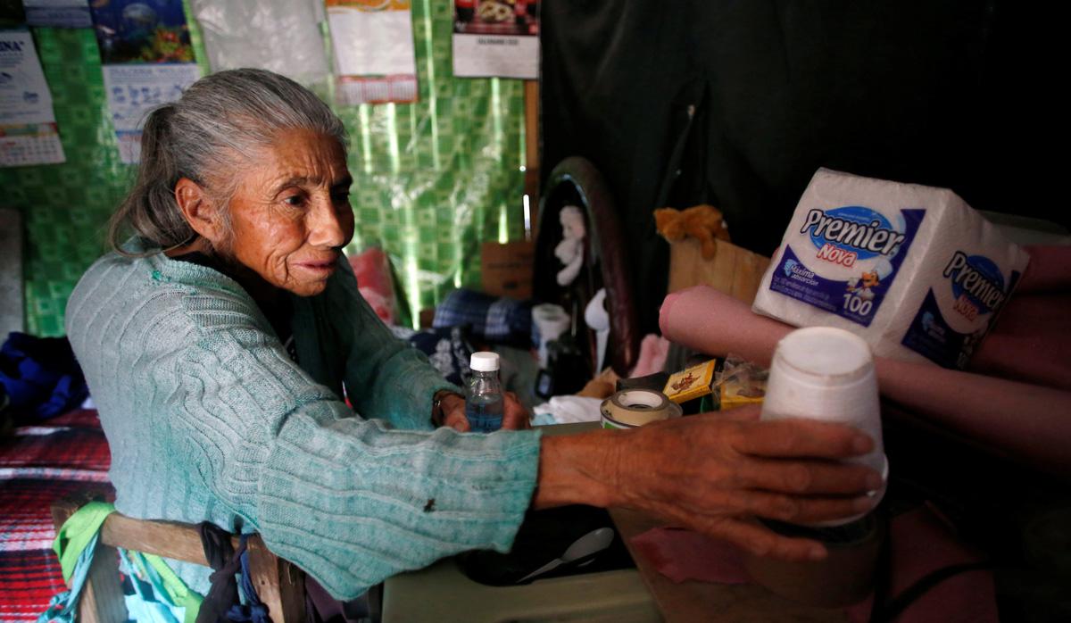 Lucía Ríos Cuenca, de 69 años, limpia su casa en el barrio Tablas del Pozo de Ecatepec, donde la escasez de agua complica los esfuerzos para desinfectar en medio de la propagación de la enfermedad por coronavirus (COVID-19), en el estado de México. (Foto: Reuters/Gustavo Graf)