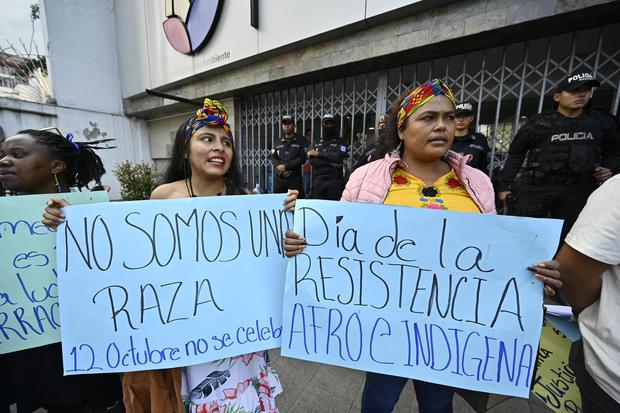 Integrantes del Movimiento de Liberación Negra e Indígena (BILM) protestan frente al Ministerio del Ambiente en conmemoración del Día de la Raza, en el norte de Quito, el 12 de octubre de 2022. (Foto de RODRIGO BUENDIA / AFP)