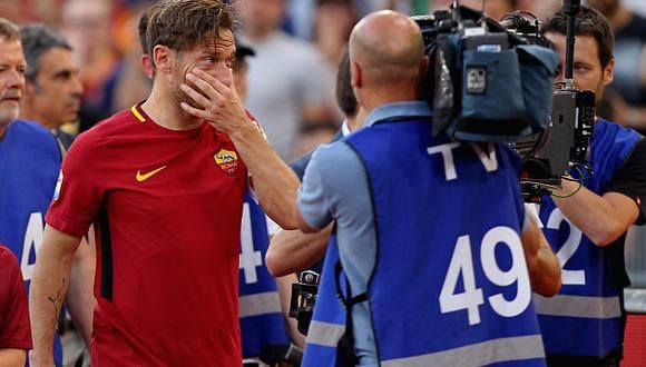 Francesco Totti disputó su último partido con la Roma. El capitán de la Roma jugó 25 temporadas con el equipo del cual es hincha desde pequeño. Pese a múltiples ofertas, siempre se mantuvo fiel al club de sus amores. El fútbol está de luto. (Foto: Getty images)