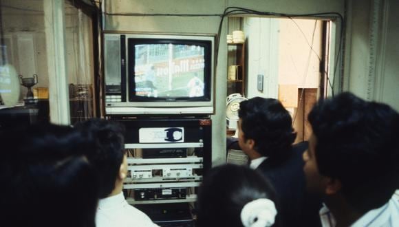 Muchas personas se reunían en lugares donde había un televisor a colores para disfrutar de la programación. (Foto: Archivo El Comercio)