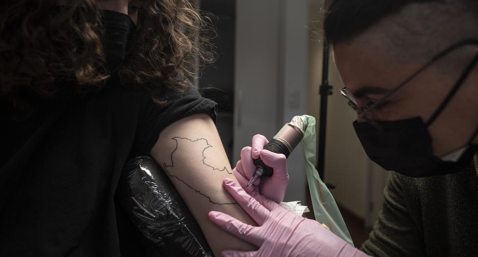 PULSO NACIONAL. La tatuadora Daniela Tizón trabaja sobre el brazo del universitario Joaquín León en su estudio de Barranco. Para ella, elaborar motivos peruanos imprime a su experiencia “un feeling especial”. (Foto: Elías Alfageme)