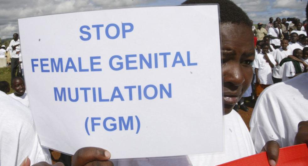 Una niña Masai sostiene un cartel de protesta durante la protesta contra la mutilación genital femenina (FGM) en Kilgoris, Kenia el 21 de abril del 2007. (Foto: AP/Sayyid Azim).