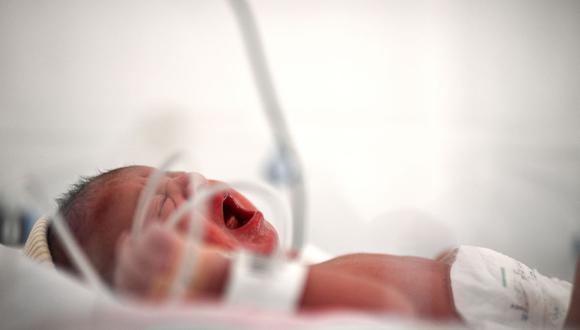 Foto referencial de un recién nacido en París, Francia. (CHRISTOPHE ARCHAMBAULT / AFP).