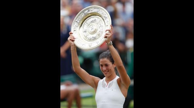 Muguruza con el plato característico de los campeonas de Wimbledon.
(Foto: Agencias / Wimbledon)