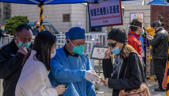 Personas esperan en fila para la prueba de Covid-19, en Shanghái, China.