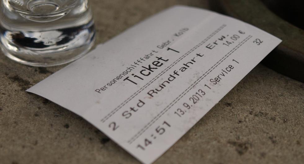 Fue a un restaurante pidió la cuenta y se indignó al ver insólito recargo en el ticket