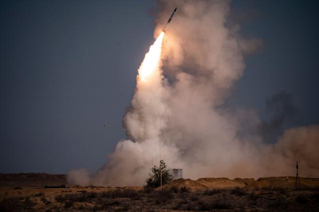 Un cohete se lanza desde un sistema de misiles S-400 en la base de Ashuluk, ubicada en el sur de Rusia. Esto sucede durante los simulacros militares "Cáucaso-2020". (AFP / Dimitar DILKOFF).