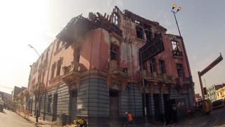 Casona en plaza Dos de Mayo comenzó a ser desmantelada (FOTOS)