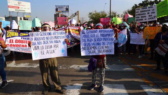 Cientos de personas bloquearon esta mañana la vía exclusiva del Metropolitano cerca a la estación Naranjal. (Foto: Hugo Curotto / @photo.gec)