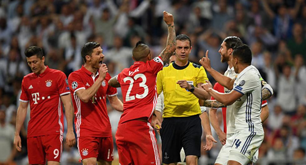 Jugadores del Bayern Munich reclaman al árbitro. (Foto: Getty Images)
