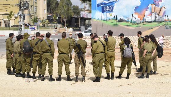 Vista de soldados de las Fuerzas de Defensa de Israel en la localidad de Sderot, donde 18.000 habitantes de unos 30.000, según datos del ayuntamiento, han ido regresando en las últimas semanas a esta urbe, donde se incrustó el horror el pasado 7 de octubre | Foto: EFE/ Núria Garrido