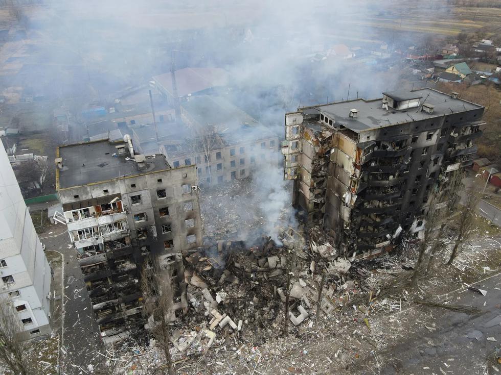 Una vista aérea muestra edificios residenciales destruidos por los bombardeos de Rusia en el asentamiento de Borodyanka, en la región de Kiev, mientras continúa la invasión de Ucrania, el 3 de marzo de 2022. Fotografía tomada con un dron. (REUTERS/Maksim Levin).