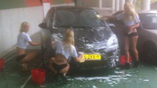 Por jugar bien al fútbol chicas en bikini lavan tu auto 