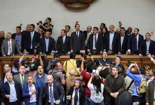 Por mas de media hora, los uniformados impidieron la entrada de los legisladores de oposición al palacio legislativo, donde desde mas temprano se había instalado una sesión, pero sólo con el oficialismo de unas 50 personas. (Foto: Reuters)