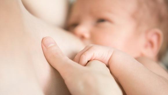 La leche materna humana es el alimento natural producido por la madre para alimentar al recién nacido (Foto: Freepik)