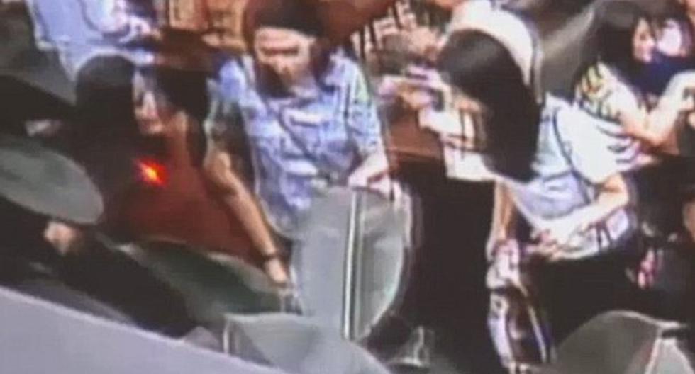 Video de unas cámaras de vigilancia muestra el momento en el que una mujer indonesia bebe una taza de café que su supuesta amiga habría envenenado con cianuro. (Foto: YouTube)
