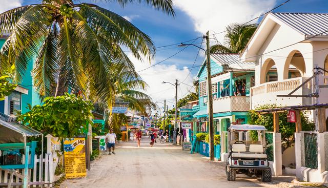 En las calles de Cayo Corker (isla a la que se accede en taxi acuático o avioneta) abundan los comercios.  Foto: Shutterstock