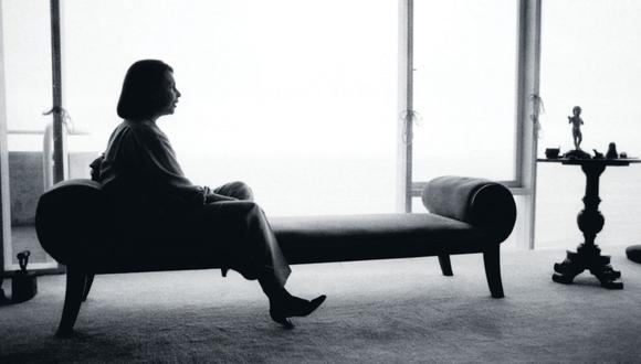 “Perfil en el sofá”, 1982. Impresión fotográfica sobre papel de algodón, de Herman Schwarz. (Foto: Herman Schwarz)