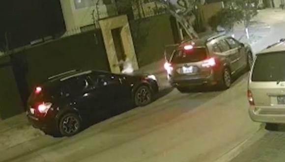 Los vecinos de la calle Diego de Agüero denunciaron que los asaltos al paso y robo de vehículo (autos, motos y bicicletas) es continuo por lo que exigieron mayor presencia de serenos y policías | Foto: Captura de América Noticias