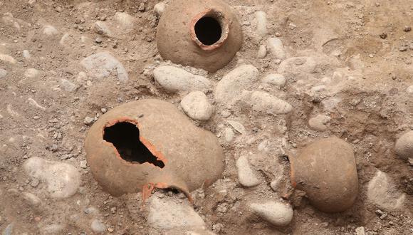 La arqueóloga de la empresa Cálidda, Cecilia Camargo, cree que pueden haber más vestigios enterrados en la zona.  (Foto: Andina)