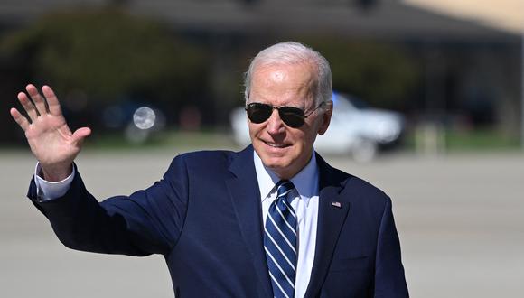 El presidente de los Estados Unidos, Joe Biden, llega para abordar el Air Force One en la Base Conjunta Andrews en Maryland, el 27 de octubre de 2022. (Foto de MANDEL NGAN / AFP)