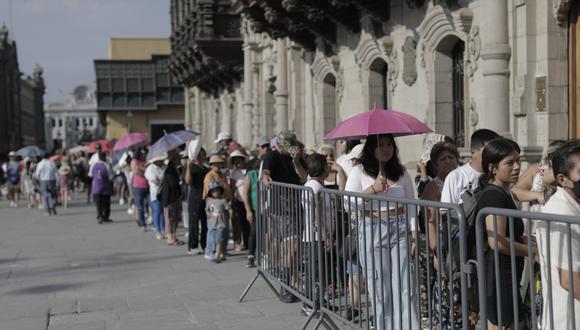 Por Semana Santa, Personas llegan al centro de lima para el recorrido de las siete iglesias. Fotos Britanie Arroyo/ @photo.gec