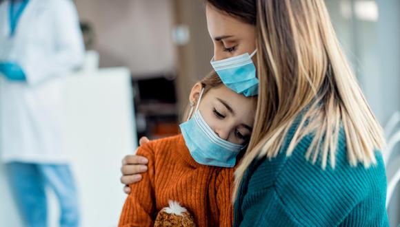 Los niños con patologías crónicas y menores de 5 años tienen mayor riesgo de desarrollar cuadros graves de influenza, la cual es una enfermedad respiratoria contagiosa causada por el virus del mismo nombre que infecta la nariz, la garganta y los pulmones.